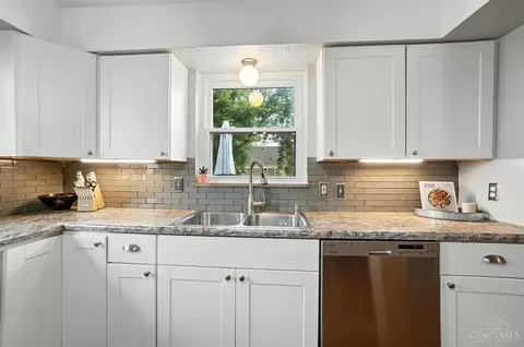 Kitchen - 3950 Fordham Pl, Cincinnati, OH 45213 photo 6 of 6