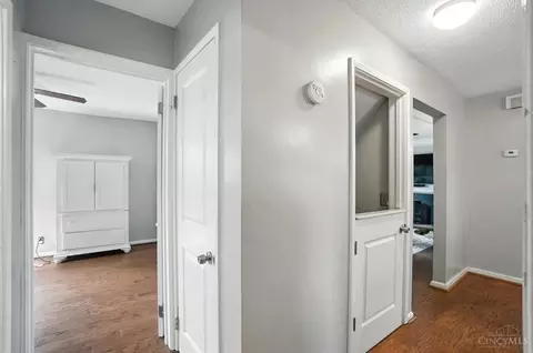 Entry Way - 3950 Fordham Pl, Cincinnati, OH 45213 photo 3 of 6