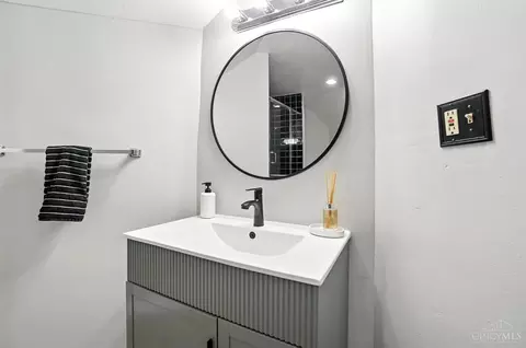 Bath - 3950 Fordham Pl, Cincinnati, OH 45213 photo 8 of 9