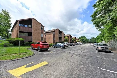 4900 Chalet Dr, Saint Bernard, OH 45217