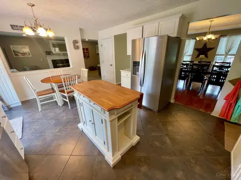Kitchen - 4175 Cannon Gate Dr, Cincinnati, OH 45245 photo 4 of 8