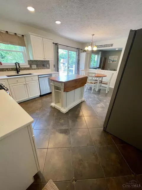 Kitchen - 4175 Cannon Gate Dr, Cincinnati, OH 45245 photo 6 of 8