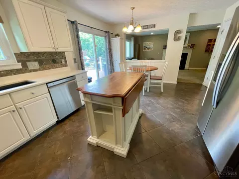 Kitchen - 4175 Cannon Gate Dr, Cincinnati, OH 45245 photo 7 of 8