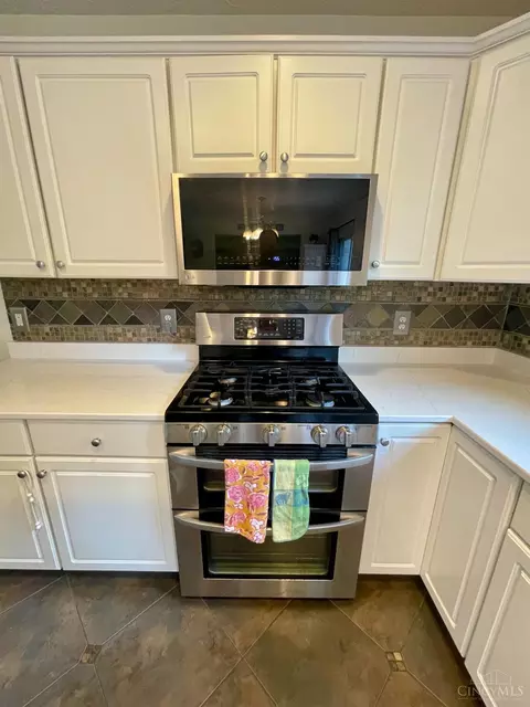 Kitchen - 4175 Cannon Gate Dr, Cincinnati, OH 45245 photo 3 of 8