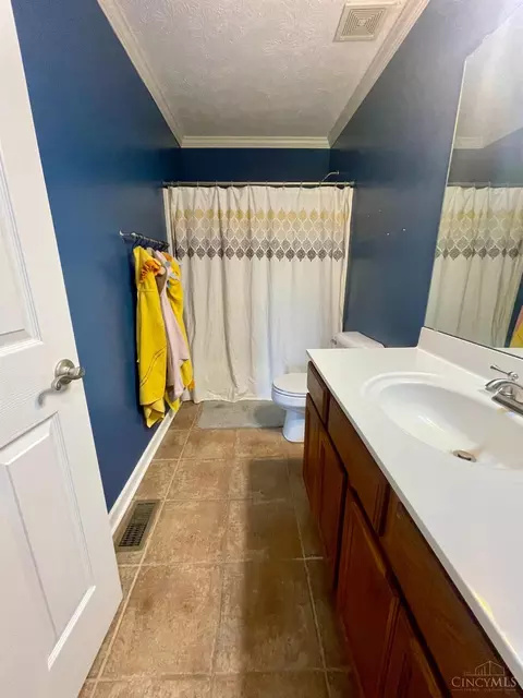 Bath - 4175 Cannon Gate Dr, Cincinnati, OH 45245 photo 3 of 4