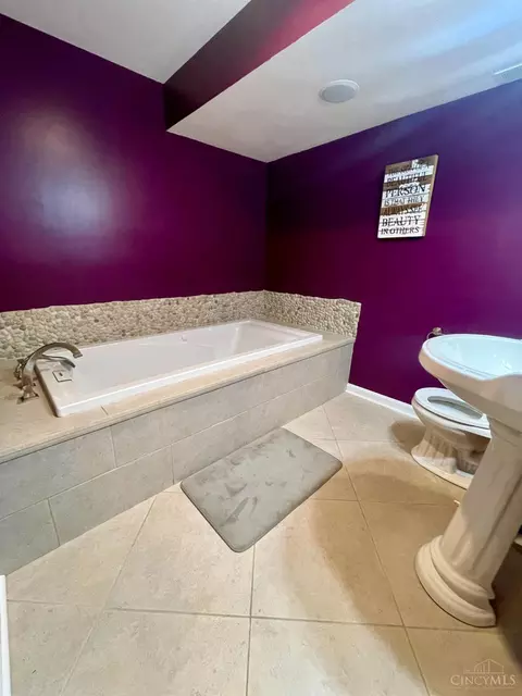 Bath - 4175 Cannon Gate Dr, Cincinnati, OH 45245 photo 4 of 4