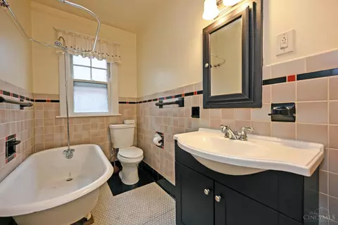 Bath - 1641 Pullan Ave, Cincinnati, OH 45223 photo 1 of 2