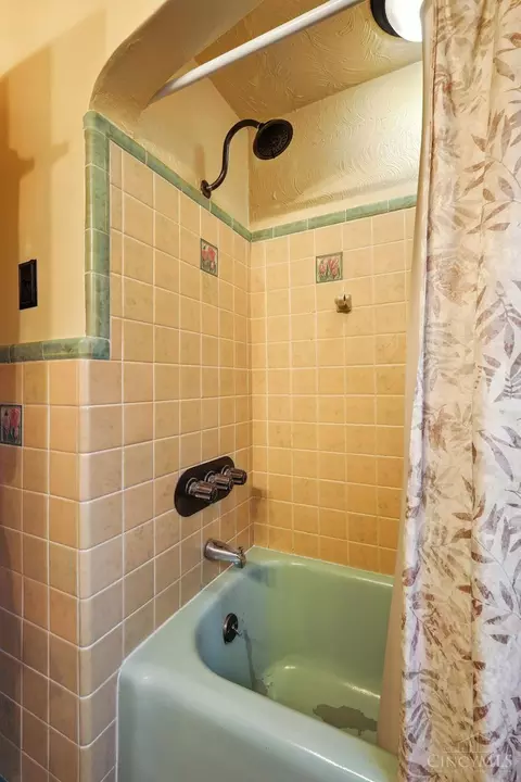 Bath - 6335 Iris Ave, Cincinnati, OH 45213 photo 2 of 5