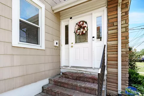 Entry Way - 7017 Bramble Ave, Cincinnati, OH 45227 photo 1 of 5