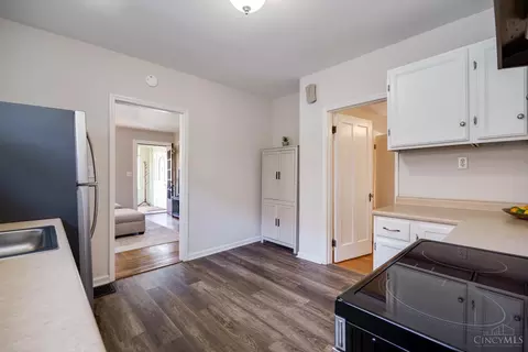 Entry Way - 7017 Bramble Ave, Cincinnati, OH 45227 photo 3 of 5