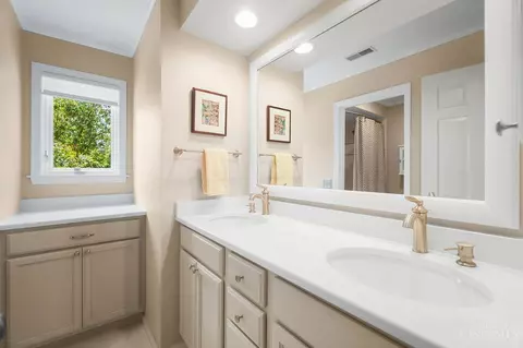 Bath - 8203 Millview Dr, Cincinnati, OH 45249 photo 7 of 9