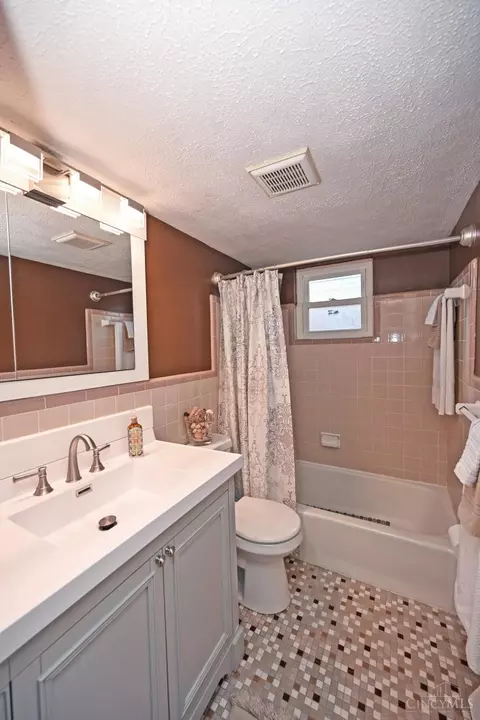 Bath - 4669 Largo Dr, Cincinnati, OH 45236 photo 2 of 4