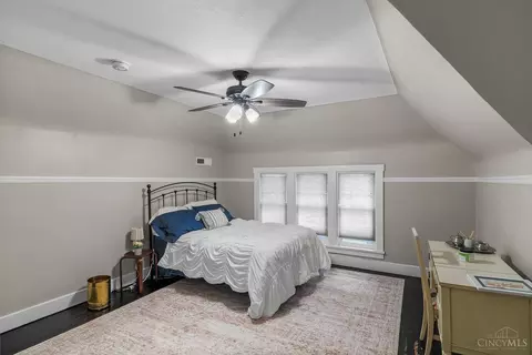 Bedroom - 1330 Observatory Dr, Cincinnati, OH 45208 photo 9 of 10