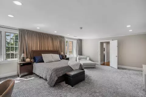 Bedroom - 1330 Observatory Dr, Cincinnati, OH 45208 photo 3 of 10