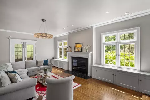 Living - 1330 Observatory Dr, Cincinnati, OH 45208 photo 1 of 6