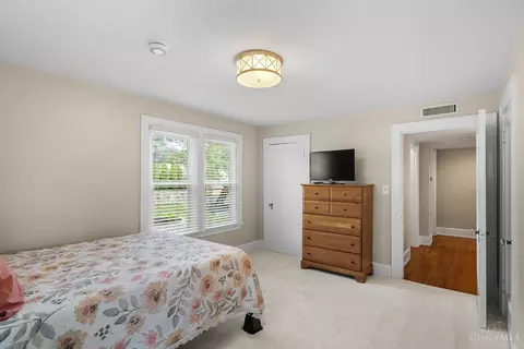 Bedroom - 1330 Observatory Dr, Cincinnati, OH 45208 photo 6 of 10