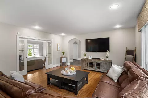 Living - 1330 Observatory Dr, Cincinnati, OH 45208 photo 5 of 6