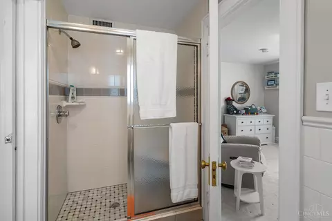 Bath - 1330 Observatory Dr, Cincinnati, OH 45208 photo 6 of 10