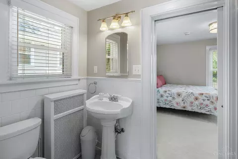 Bath - 1330 Observatory Dr, Cincinnati, OH 45208 photo 5 of 10