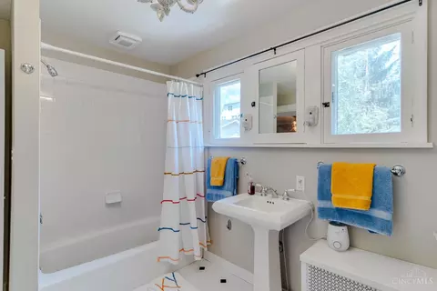 Bath - 1330 Observatory Dr, Cincinnati, OH 45208 photo 9 of 10
