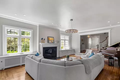 Living - 1330 Observatory Dr, Cincinnati, OH 45208 photo 2 of 6
