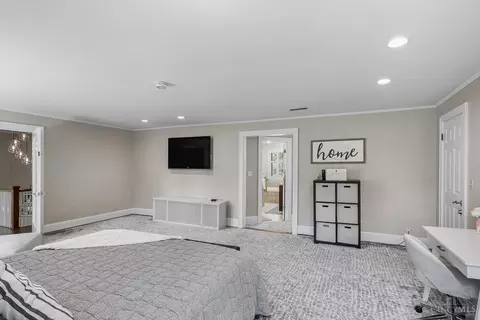 Bedroom - 1330 Observatory Dr, Cincinnati, OH 45208 photo 4 of 10