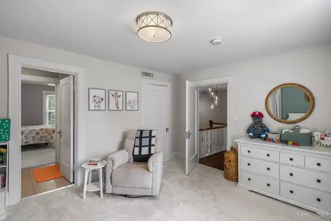 Entry Way - 1330 Observatory Dr, Cincinnati, OH 45208 photo 10 of 11
