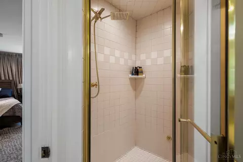 Bath - 1330 Observatory Dr, Cincinnati, OH 45208 photo 4 of 10