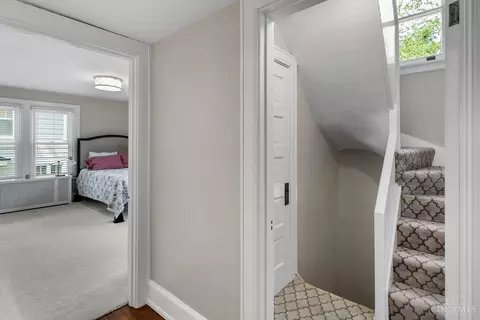 Entry Way - 1330 Observatory Dr, Cincinnati, OH 45208 photo 9 of 11
