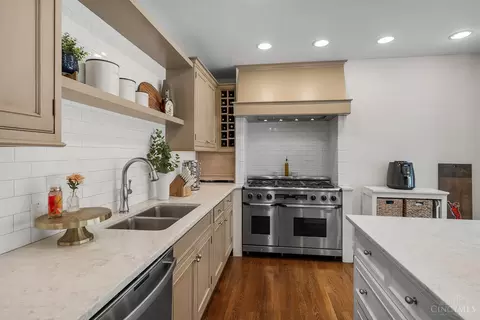 Kitchen - 1330 Observatory Dr, Cincinnati, OH 45208 photo 5 of 5