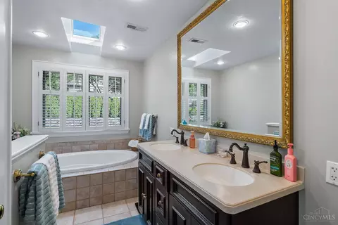 Bath - 1330 Observatory Dr, Cincinnati, OH 45208 photo 2 of 10