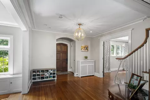 Entry Way - 1330 Observatory Dr, Cincinnati, OH 45208 photo 1 of 11