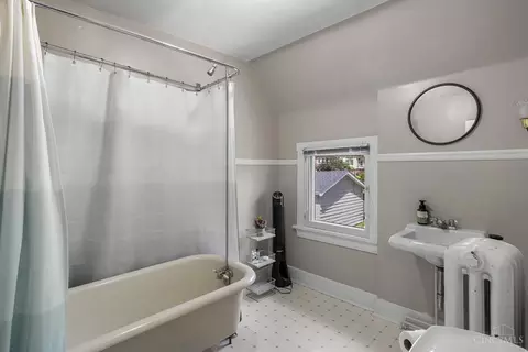 Bath - 1330 Observatory Dr, Cincinnati, OH 45208 photo 7 of 10