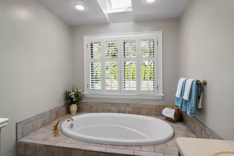 Bath - 1330 Observatory Dr, Cincinnati, OH 45208 photo 3 of 10