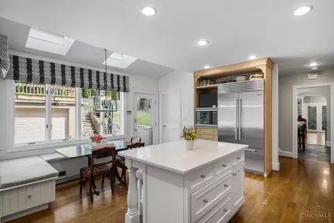 Kitchen - 1330 Observatory Dr, Cincinnati, OH 45208 photo 4 of 5