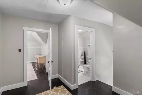 Entry Way - 1330 Observatory Dr, Cincinnati, OH 45208 photo 11 of 11