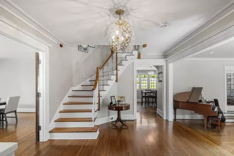 Entry Way - 1330 Observatory Dr, Cincinnati, OH 45208 photo 2 of 11