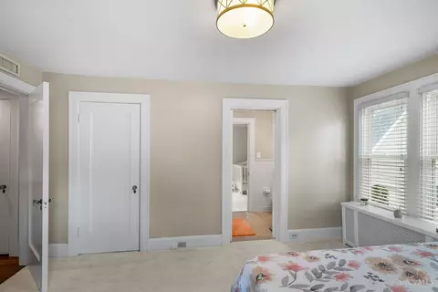 Bedroom - 1330 Observatory Dr, Cincinnati, OH 45208 photo 7 of 10