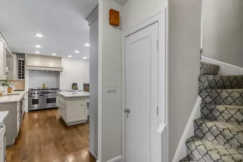 Entry Way - 1330 Observatory Dr, Cincinnati, OH 45208 photo 5 of 11
