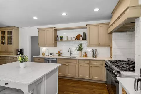Kitchen - 1330 Observatory Dr, Cincinnati, OH 45208 photo 3 of 5