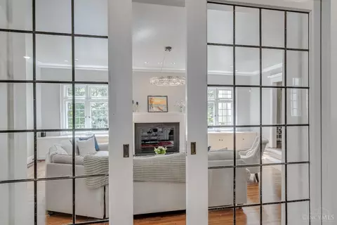 Living - 1330 Observatory Dr, Cincinnati, OH 45208 photo 4 of 6