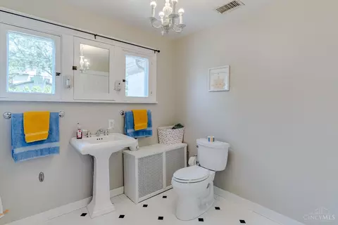 Bath - 1330 Observatory Dr, Cincinnati, OH 45208 photo 8 of 10