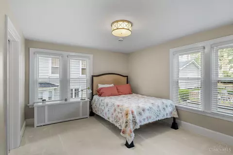 Bedroom - 1330 Observatory Dr, Cincinnati, OH 45208 photo 5 of 10