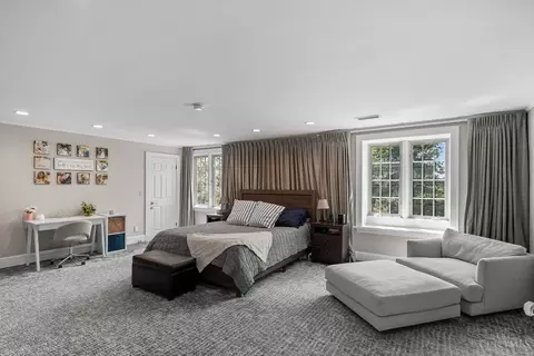 Bedroom - 1330 Observatory Dr, Cincinnati, OH 45208 photo 2 of 10