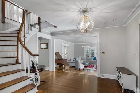 Entry Way - 1330 Observatory Dr, Cincinnati, OH 45208 photo 3 of 11