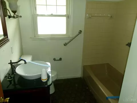 Bath - 84 Ruby Ave, Wilmington, OH 45177 photo 2 of 2