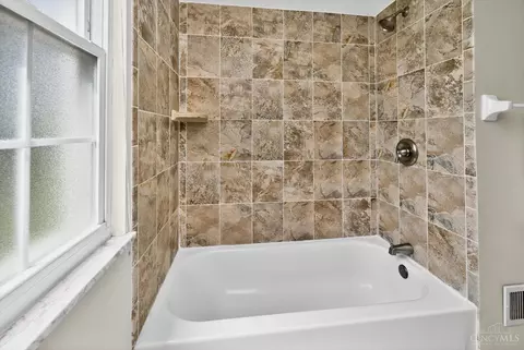Bath - 2724 Bentley Ct, Cincinnati, OH 45244 photo 6 of 8