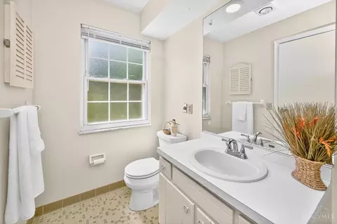 Bath - 2724 Bentley Ct, Cincinnati, OH 45244 photo 4 of 8