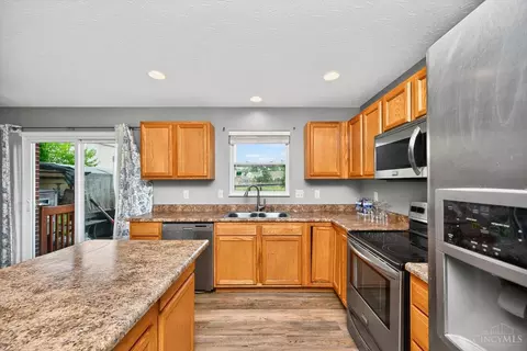 Kitchen - 22 Kameron Dr, Monroe, OH 45050 photo 3 of 4