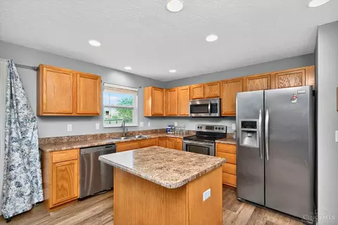 Kitchen - 22 Kameron Dr, Monroe, OH 45050 photo 2 of 4